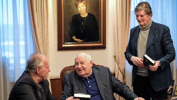 Werner Herzog, Michail Gorbatschow und André Singer (v.l.) © NDR/MDR/Springfilms 