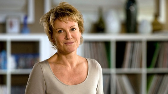 Die Unternehmensberaterin Fanny (Mariele Millowitsch) ist erfolgreich, aber einsam. © NDR/ARD Degeto/Jan Betke 