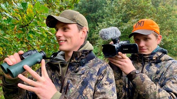 Paul und Gerold Reilmann sind die Hunter Brothers: sie jagen und drehen Jagdfilme. © NDR/Clipfilm 