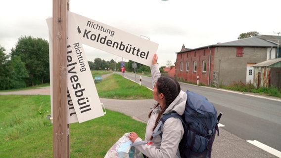 Mitfahrbank: Wenn die Füße nicht mehr tragen - hier ausklappen und hoffen, dass jemand anhält. © NDR 