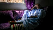 Mohamedou Slahi entspannt sich auf dem Sofa im Haus eines Freundes in Nouakchott, Mauretanien. © NDR/Jörg Gruber 