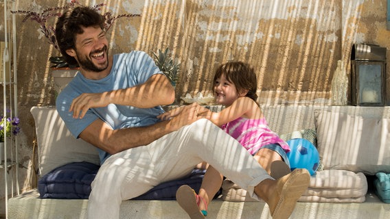 Oscar (Álvaro Morte) liebt seine Tochter Sol (Luna Fulgencio, re.) über alles und hat ihr sein gesamtes Vermögen vermacht. © NDR/SWR/Moviestar/Maria Heras 