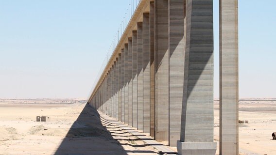 Die Mubarak-Friedensbrücke am östlichen Ufer des Suezkanals. © Bewegte Zeiten GmbH/Henning Kröger 