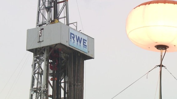 Ein Erdgas-Förderturm der Firma RWE.  