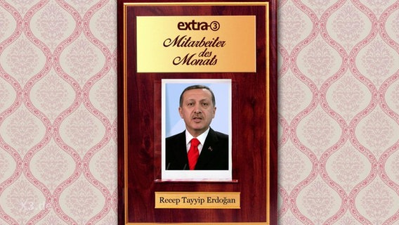 Ein Bild von Erdogan mit dem Text: extra 3 - Mitarbeiter des Monats.  