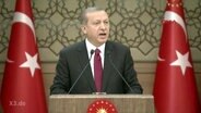 Der türkische Präsident Erdogan an einem Rednerpult.  