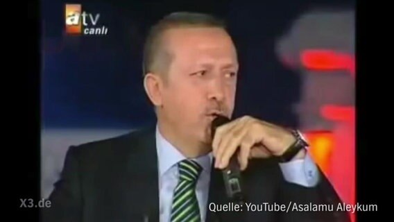 Der türkische Ministerpräsident Erdogan beim Singen in einer türkischen Sendung.  