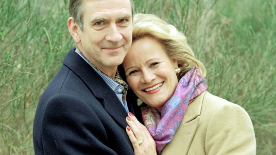 Verliebt in einen Heiratsschwindler? Anette Gräfe (Claudia Rieschel, r.) und Leo Keller (Peter Prager, l.). © ARD/Marion von der Mehden 