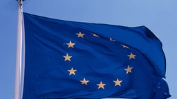 Fahne der Europäischen Union weht im Wind Fahne der Europäischen Union weht im Wind © Picture-Alliance / Bildagentur Huber