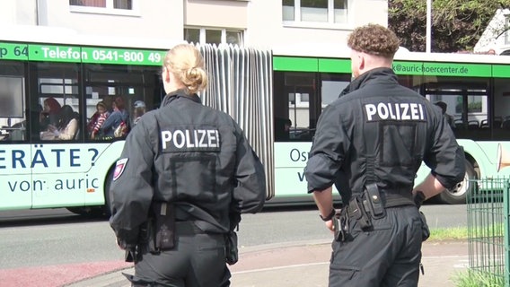 Polizisten stehen in einer Straße zu einer Evakuierung nach einem Bombenfund in Osnabrück. © Screenshot 