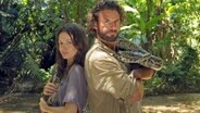 Die Journalistin Eva (Julia Hartmann) und der Schmuggler Nik (Stephan Luca) geraten in ein halsbrecherisches Dschungel-Abenteuer. © NDR/ARD Degeto/Thanaporn Arkmanon 