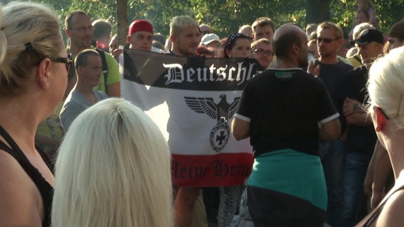 "Besorgte Bürger" mit Fahne in Sachsen.  