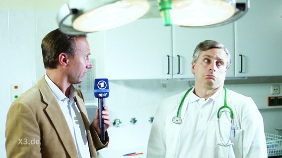 Ein Reporter und ein Arzt in einem Untersuchungszimmer.  
