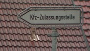 Schild einer Kfz-Zulassungsstelle  