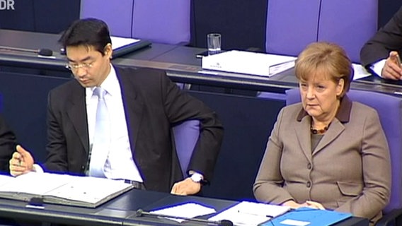 Philipp Rösler und Angela Merkel im Bundestag  