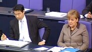 Philipp Rösler und Angela Merkel im Bundestag  