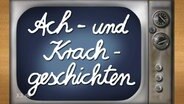 Ein Fernseher zeigt den Titel "Ach- und Krachgeschichten".  