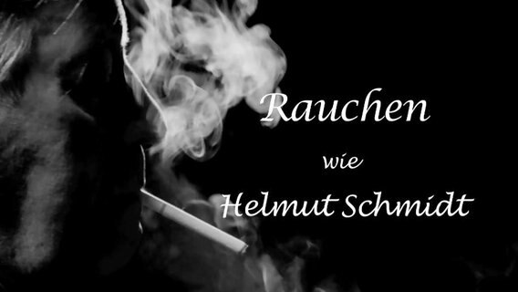 Helmut Schmidt beim Rauchen.  