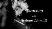 Helmut Schmidt beim Rauchen.  