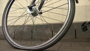 Ein Fahrrad mit einem platten Reifen.  