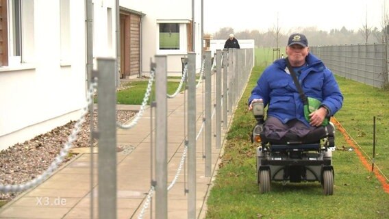 Ein Mann in einem Rollstuhl  