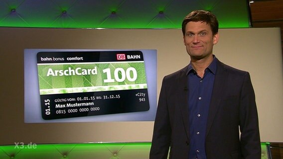 Christian Ehring mit der ArschCard 100.  