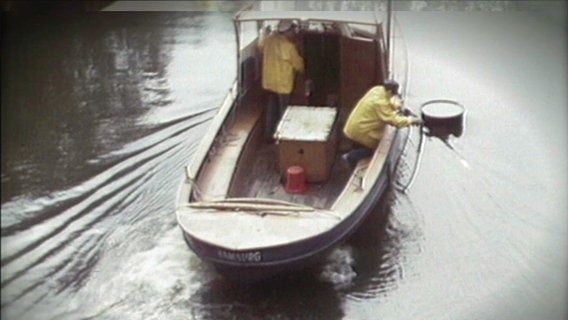 Archiv-Foto: Ein Ölfass wird im Wasser gefunden. © NDR 