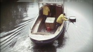 Archiv-Foto: Ein Ölfass wird im Wasser gefunden.  