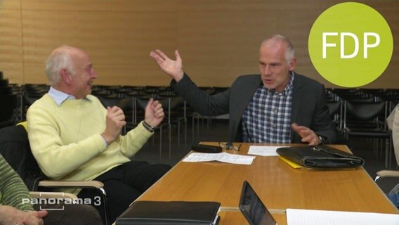Zwei FDP Politiker im Gespräch.  