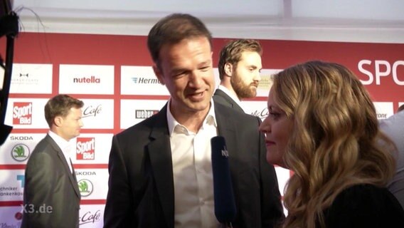 Ex-Fußballprofi Fredi Bobic mit Jasmin Wenkemann im Gespräch.  