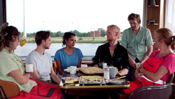 Versöhnliche Töne im Festmacher-Team: Tümay (Meryem Ebru Öz), Enno (Nils Rovira-Munoz), Malika (Salka Weber), Ludde (Peter Plaugborg), Kort (Karsten Antonio Mielke) und Magga (Nina Petri, v. l. n. r.). © NDR/Claudia Konerding 