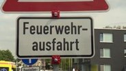 Ein Schild mit der Aufschrift "Feuerwehrausfahrt".  