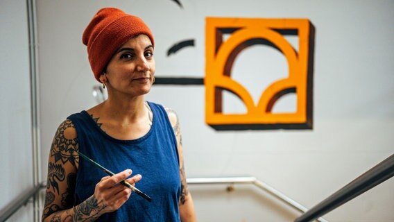 Tattoo-Artistin Hanadi Chawaf. © MDR/Albrecht Elstermann 