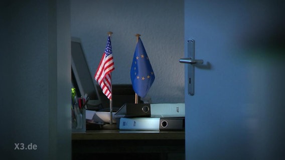 US- und Europaflaggenwimpel auf einem Tisch  