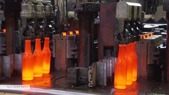 Aus Altglas werden neue Flaschen hergestellt.  