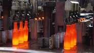 Aus Altglas werden neue Flaschen hergestellt. © NDR 