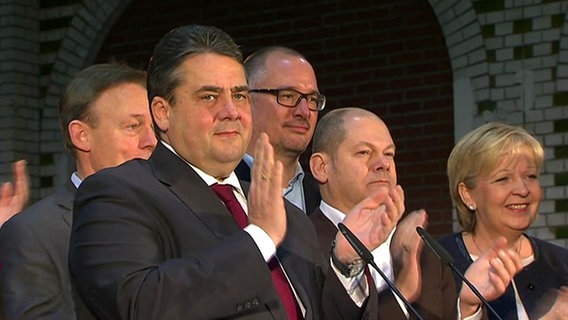 Sigmar Gabriel klatscht.  