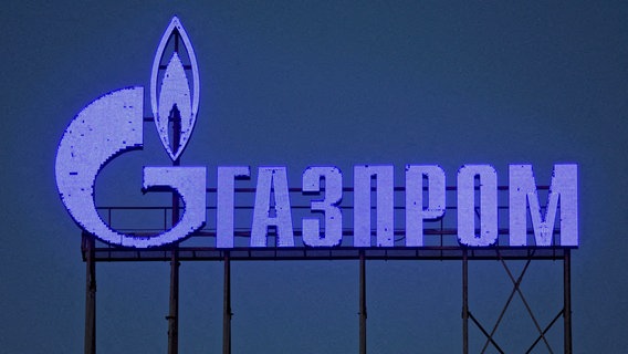 Das Internationale Gas Forum in St. Petersburg, Russia, 2022 mit dem Logo des Sponsors Gazprom. © WDR/AP Photo/Dmitri Lovetsky 