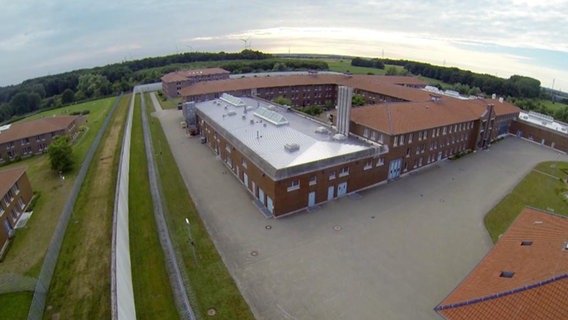 Ein Luftbild von der Justizvollzugsanstalt Waldeck in Mecklenburg-Vorpommern.  