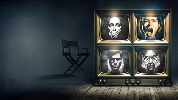 Eine Illustration zeigt vier gestapelte Fernseher auf denen Gesichter zu sehen sind. Nebendran steht ein Regiestuhl. © NDR/Illustration: Maximilian Klein 