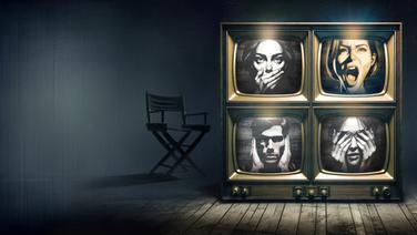 Eine Illustration zeigt vier gestapelte Fernseher auf denen Gesichter zu sehen sind. Nebendran steht ein Regiestuhl. © NDR/Illustration: Maximilian Klein 
