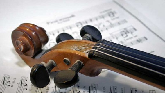 Notenblatt mit Geige. (Symbolbild) © dpa 