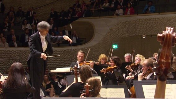 Kent Nagano dirigiert das Philharmonische Staatsorchester Hamburg zum G20-Konzert in der Hamburger Elbphilharmonie. © NDR 