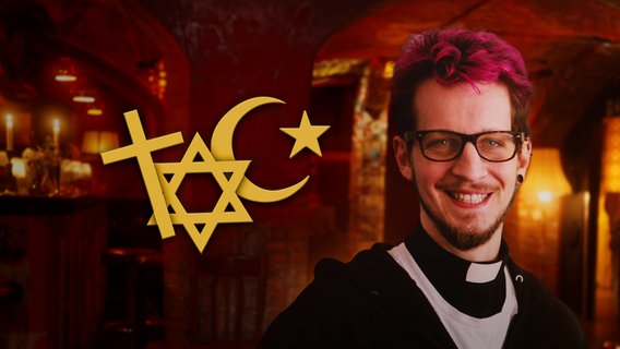 Collage: Ein Pastor mit rot gefärbten Haaren. Im Hintergrund ein in rotes Licht getauchtes Kellergewölbe und die religiösen Symbole für das Christentum, das Judentum und den Islam. © NDR 