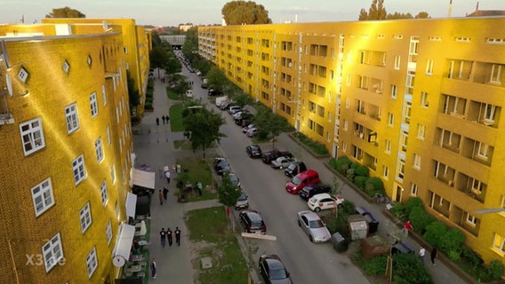 Eine abgebildetet Wohnsiedlung in Veddel die mit gelben Wänden nach designt wurde.  