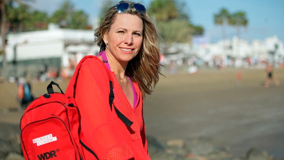 Sogar an der Playa del Inglés, dem Hotspot des Pauschaltourismus auf Gran Canaria, findet Moderatorin Andrea Grießmann auf ihrer Suche nach den unbekannten Schätzen der Kanareninsel Orte der Ruhe und Entspannung. © NDR/WDR/Jürgen Meyer 