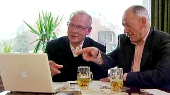 Zwei Bürgermeister erinnen sich an den Mauerfall: Willi Tönnigs und Karl-Horst Salzsäuler (rechts). © NDR 