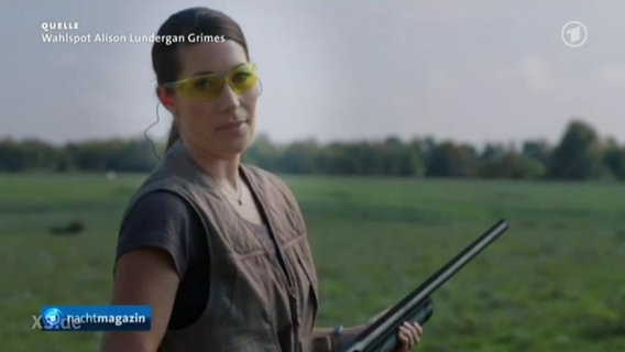 Alison Lundergan Grimes mit einem Gewehr in der Hand (Standbild aus einem Wahlspot )  
