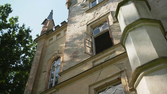 Ansicht eines verfallenen Gutshauses in Mecklenburg-Vorpommern. © NDR/Kulturjournal 