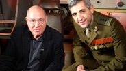 Gregor Gysi (l.) und Michel Abdollahi. © NDR/Stefan Mühlenhoff 